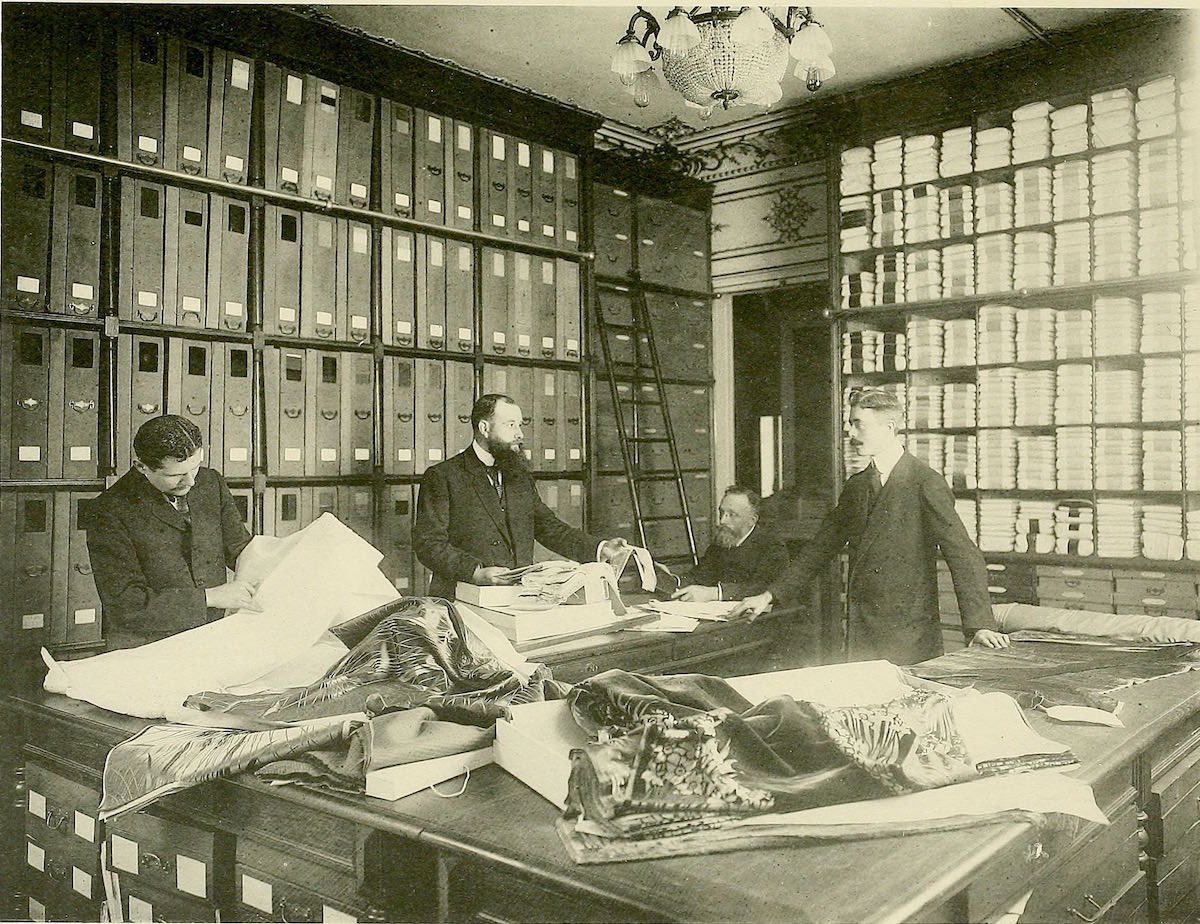 #модныйсловарь Биспок (bespoke) – изготовление любых вещей по индивидуальному заказу (от английского be spoken – «заранее оговоренный»). В обиход термин вошел три века назад в среде лондонских портных. Это самый высокий уровень портновского мастерства.#музеймоды #москва