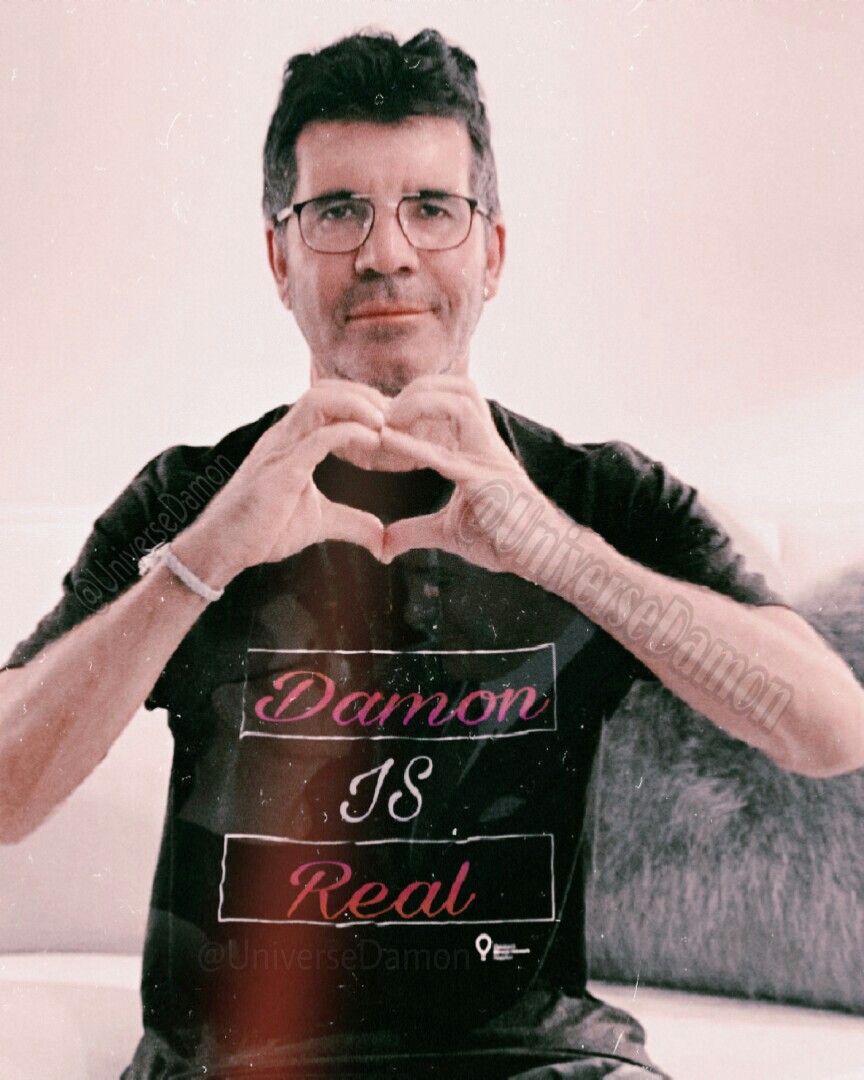 UniverseDamon's tweet photo. A Damon shirt, who wants it? 💕💕💕 #Damon #PhotoDamon #DamonIsReal #SimonCowell #DavidWalliams
Simon looks great 😍😍😍 https://t.co/0KFF1r6P0l