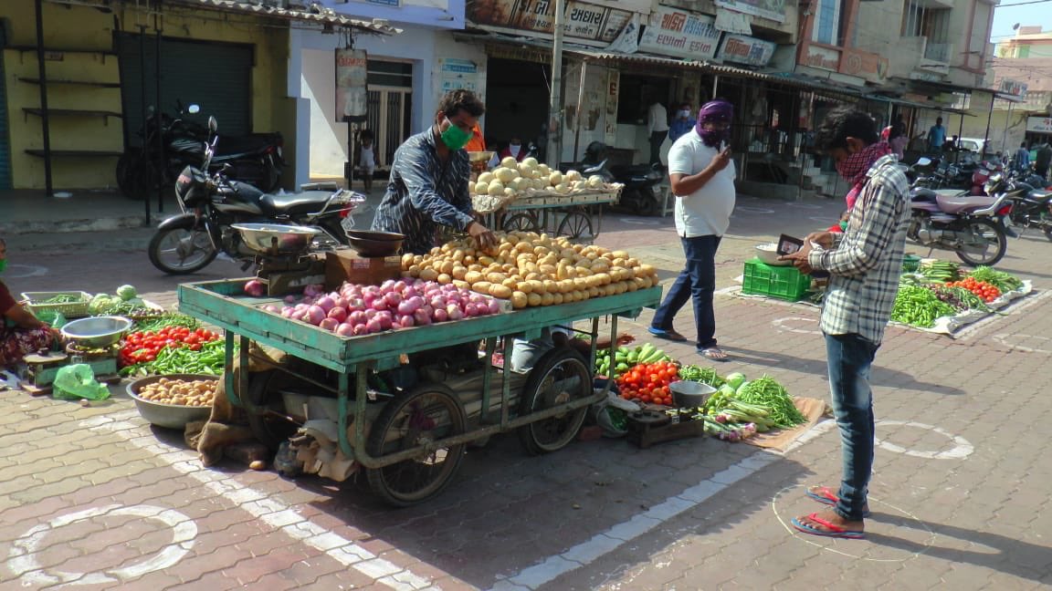 vijayrupanibjp's tweet image. The city of Morbi is showing exemplary discipline so far as social distancing is concerned. I congratulate vegetable vendors and buyers as well. Let’s follow it and stop corona from spreading further. @CollectorMorbi 

#IndiaFightsCorona
#GujaratFightsCovid19