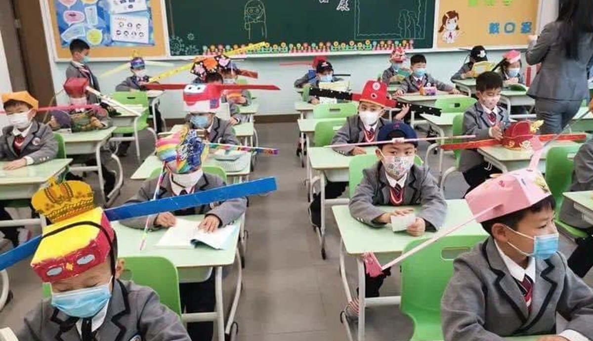 Nawaiwaqt_'s tweet photo. چین کے اسکول میں سماجی دوری کیلیے منفرد طریقہ کار پر عمل
https://t.co/UmHmxEoMmO
#China #CoronaVirus 
 #SchoolsOpened #SocialDistance #ProtectiveHeadgear #InfectiousDisease #SafetyPreventions @ChinaDaily @PDChina @XHNews @MFA_China https://t.co/ufcZLVyXZi