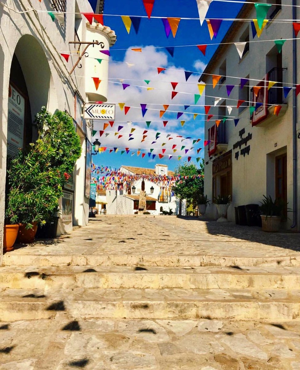 costablancaorg's tweet photo. #QuédateEnCasa y caminemos juntos por las calles de #Guadalest 💖 ¿Te apuntas? 
📸 @norsspain - @viajecomisa  - @spainlovesyou - @mividaalicantina (1/2) https://t.co/BGx7vWr7YM