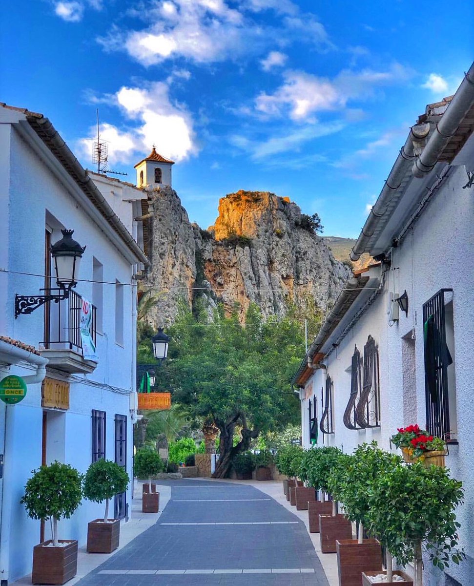 costablancaorg's tweet photo. #QuédateEnCasa y caminemos juntos por las calles de #Guadalest 💖 ¿Te apuntas? 
📸 @norsspain - @viajecomisa  - @spainlovesyou - @mividaalicantina (1/2) https://t.co/BGx7vWr7YM