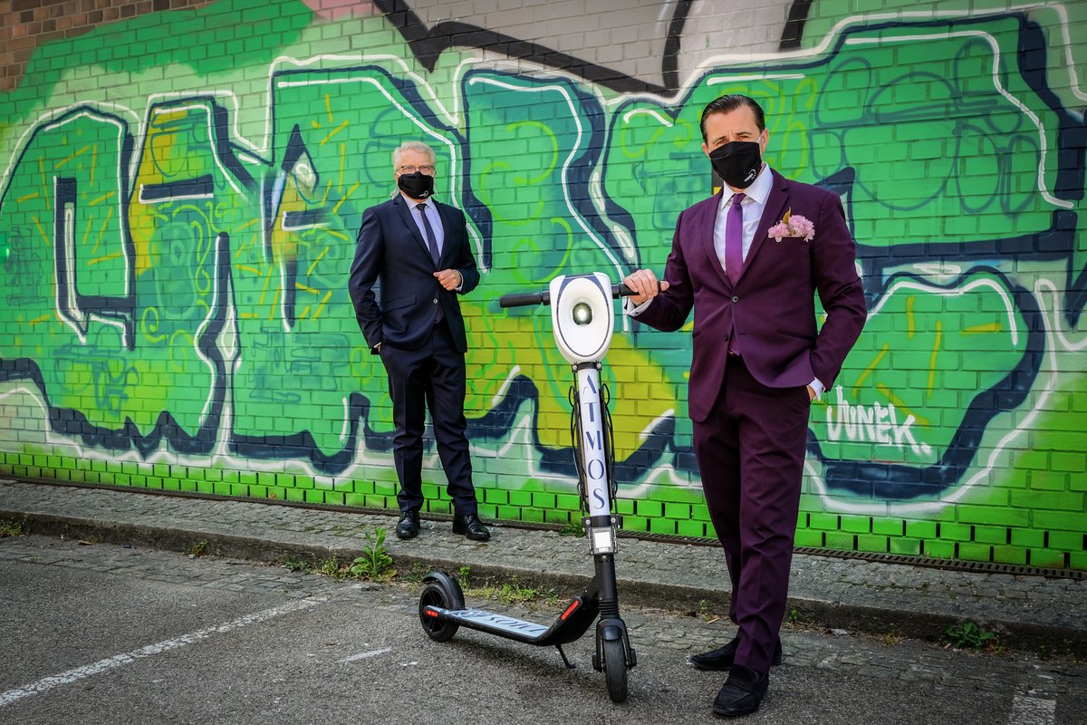Research on a ride! ATMOS Technology on e-scooter measures #AirQuality - The mayor of <a href="/StadtLinz/">Stadt Linz</a> <a href="/LugerKlaus/">Klaus Luger</a> and #ATMOS Aerosol Research CEO Chris Müller with the new #AtmoScooter, Credit: Gerhard Gruber. Read more: atmos-resort.com/en/2020/04/21/…