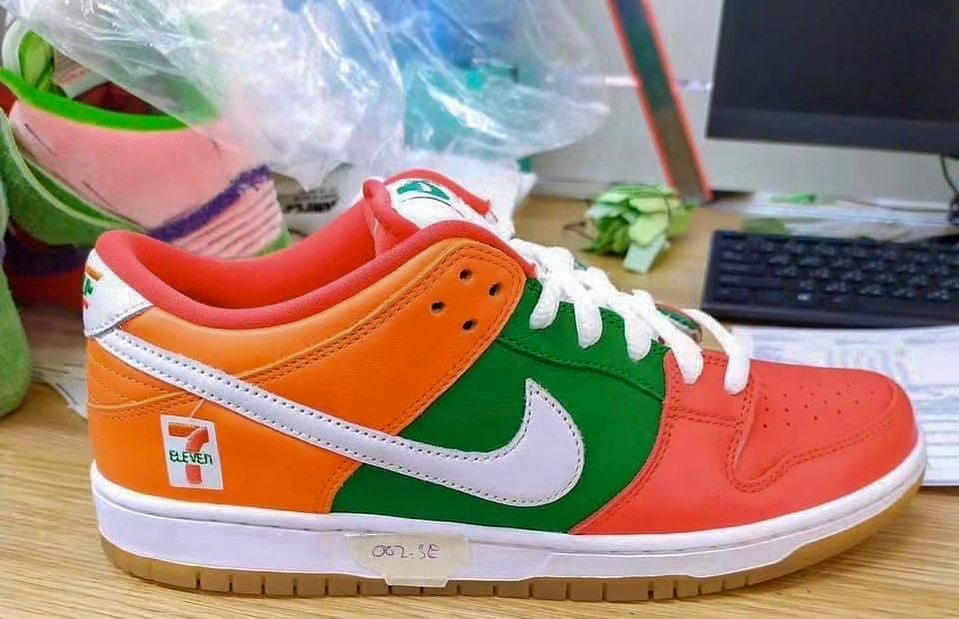 sneakerhack1's tweet photo. 【リーク】セブンイレブン x NIKE SB DUNK LOW
→ https://t.co/7lAVHSAW7m
コンビニエンスストアのセブンイレブンとのコラボモデルのダンクローがほんとに出そう https://t.co/W8O1NfR66U