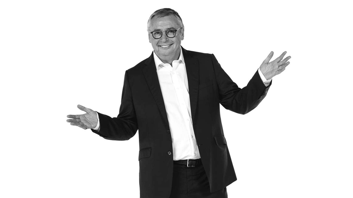 Los futboleros nacidos en los 90 hemos crecido con tu figura en la televisión. Se nos va un icono del periodismo deportivo de este país. Nunca vamos a olvidar como un inglés y su acento conquistaron nuestros corazones a través del fútbol. Descansa en paz, genio.