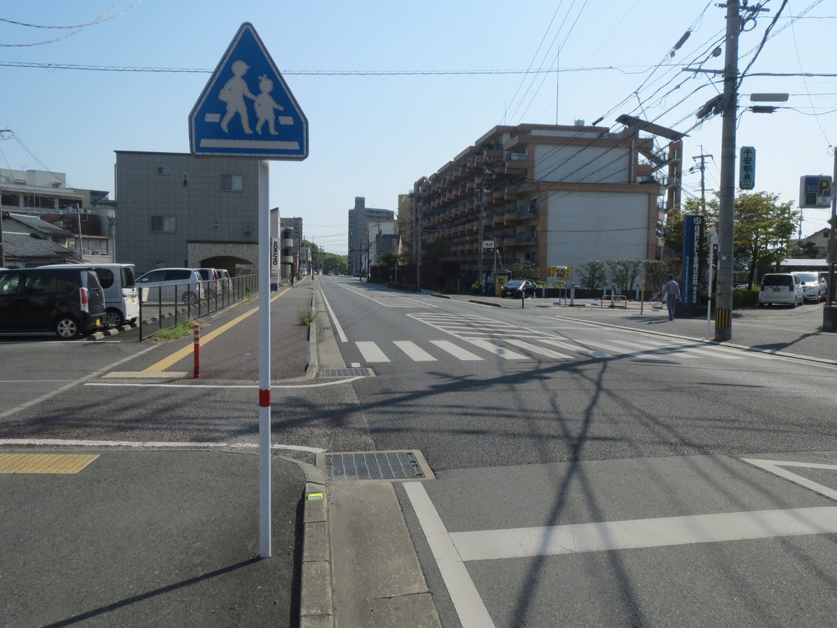 熊本県警察本部 横断歩道 道路に表示されているダイヤマークの意味を知っていますか この先 信号機のない横断歩道があります という意味です ダイヤマークを見かけたら 横断歩道を意識して横断する人 がいたら 横断歩道の手前で一時停止