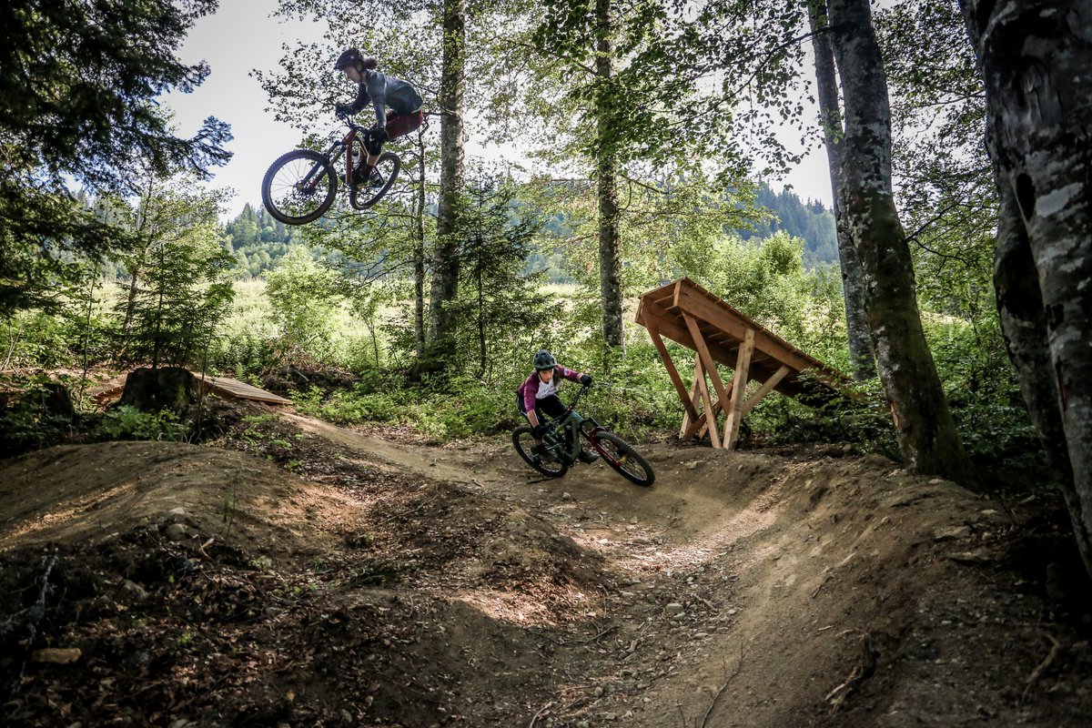 Et si on profitait du confinement pour se préparer à la saison de #VTT ?  Notre championne Morgane Charre vous propose une séance de renforcement musculaire sur notre #blog > bit.ly/LaClusaz-Prepa… 🚵‍♂️👍
