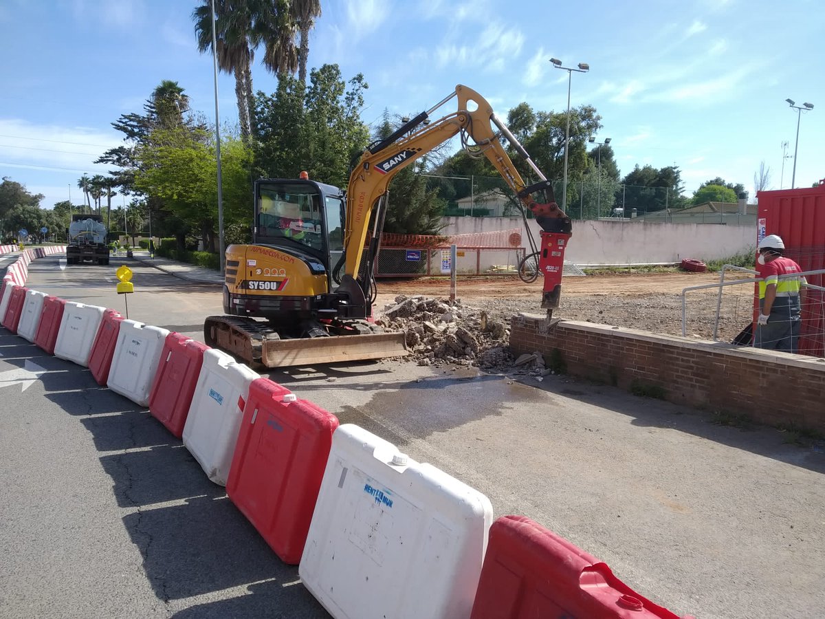 JumabedaSL's tweet photo. Sentimos las molestias causadas ante la obligación de la modificación de la circulación en la Carretera de Murcia, a la entrada del Políg. Sta. Ana, para poder retomar las obras de Movimiento de tierras y Obra Civil del futuro supermercado Más y Más.
#seguimostrabajando https://t.co/UHL9yThOqr