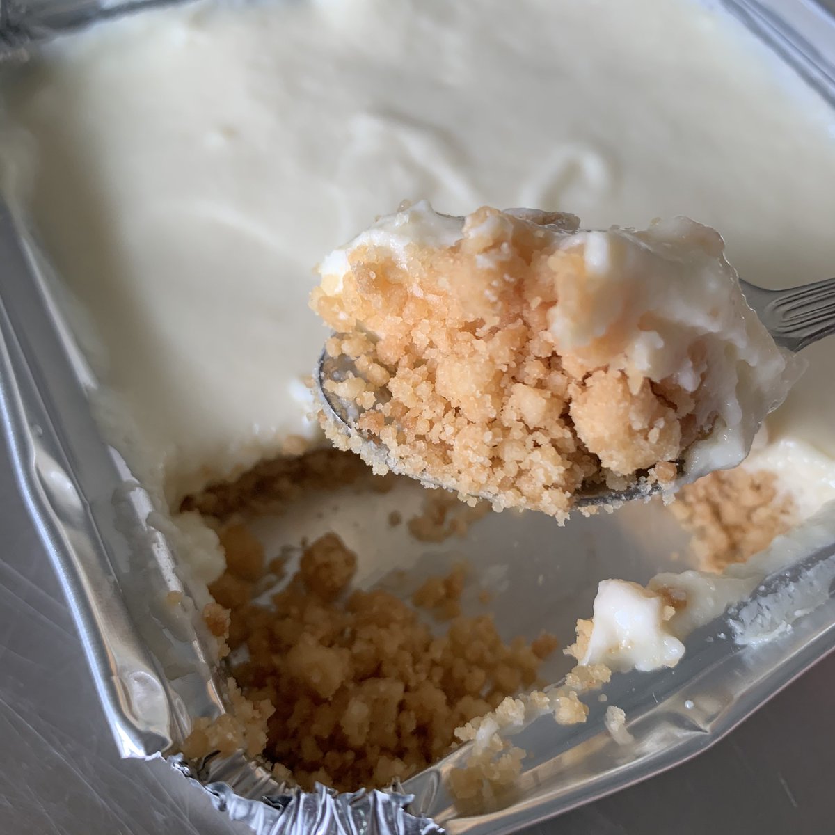 ชีสพายอันนี้อร่อยมากกกกกกกกกกก ปกติไม่ชอบกินอะไรชีสๆ แต่อันนี้คือแครกเกอร์กรอบมัน ตัดกับชีสเค้กกำลังดี ส่วนตัวชีสด้านบนคือมีหวานๆ เปรี้ยวๆ ผสมกันไป พูดไม่ถูก แต่อร่อยไปลองงงง