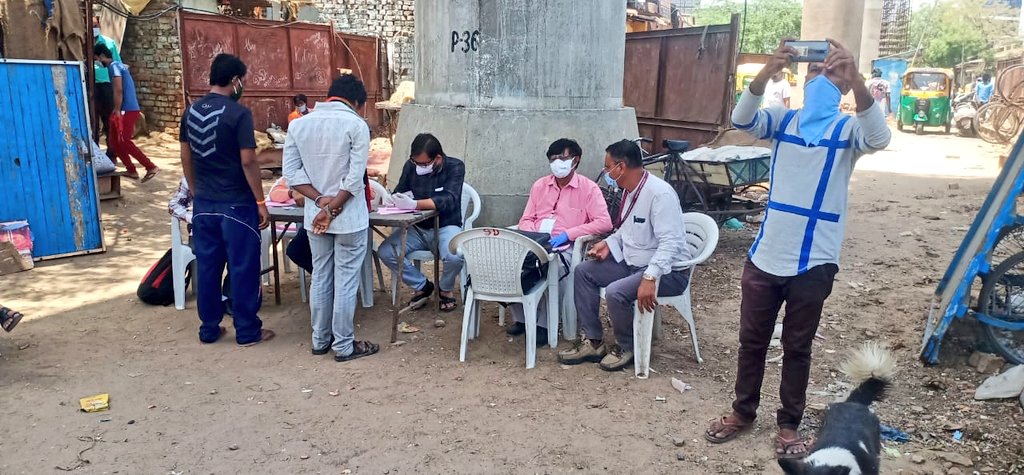 AmitShah4BJP's tweet image. • રાજ્ય સરકારની &apos;અન્ન બ્રહ્મ યોજના&apos; અંતર્ગત વાસણા વોર્ડના યોગેશ્વર નગર માં પરપ્રાંતીયોની યાદી તૈયાર કરવાની કામગીરી શરૂ કરવામાં આવી છે રાજ્ય સરકારની આવી જનપયોગી યોજના બદલ માન. મુખ્યમંત્રી શ્રી @vijayrupanibjp સરકારનો હ્રદયપૂર્વક આભાર માને છે.

#Vasna #CovidHelp