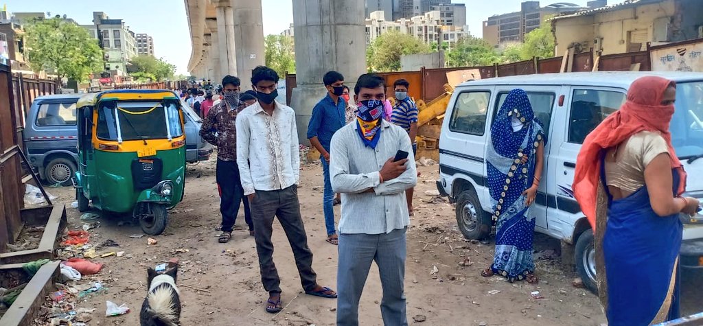 AmitShah4BJP's tweet image. • રાજ્ય સરકારની &apos;અન્ન બ્રહ્મ યોજના&apos; અંતર્ગત વાસણા વોર્ડના યોગેશ્વર નગર માં પરપ્રાંતીયોની યાદી તૈયાર કરવાની કામગીરી શરૂ કરવામાં આવી છે રાજ્ય સરકારની આવી જનપયોગી યોજના બદલ માન. મુખ્યમંત્રી શ્રી @vijayrupanibjp સરકારનો હ્રદયપૂર્વક આભાર માને છે.

#Vasna #CovidHelp