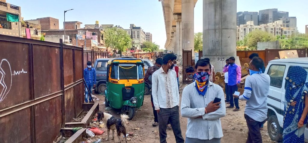 AmitShah4BJP's tweet image. • રાજ્ય સરકારની &apos;અન્ન બ્રહ્મ યોજના&apos; અંતર્ગત વાસણા વોર્ડના યોગેશ્વર નગર માં પરપ્રાંતીયોની યાદી તૈયાર કરવાની કામગીરી શરૂ કરવામાં આવી છે રાજ્ય સરકારની આવી જનપયોગી યોજના બદલ માન. મુખ્યમંત્રી શ્રી @vijayrupanibjp સરકારનો હ્રદયપૂર્વક આભાર માને છે.

#Vasna #CovidHelp