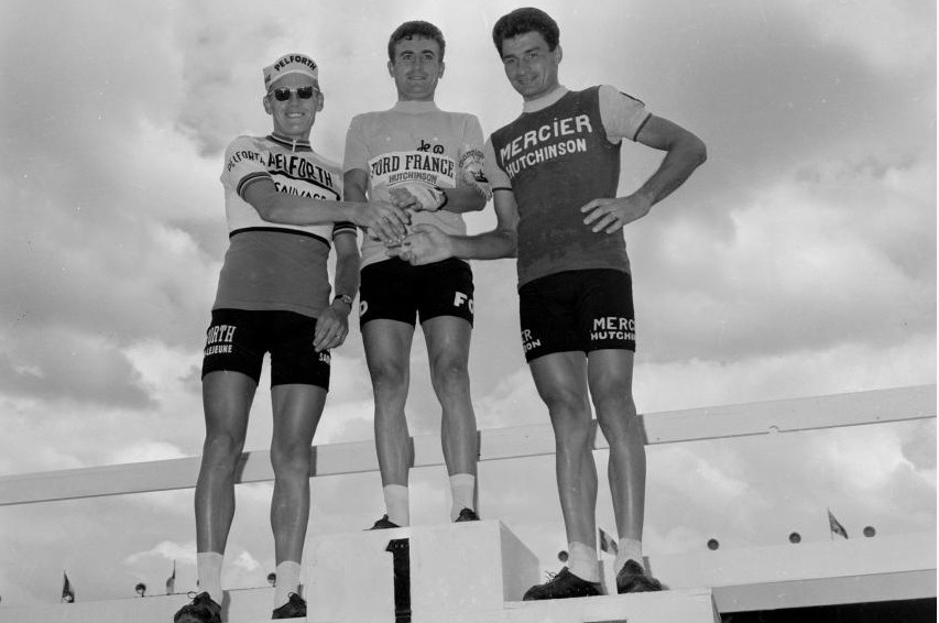 Miroir2Cyclisme's tweet photo. Jan Janssen, Lucien Aimar et Raymond Poulidor réunis sur le podium du Tour de France 1966.
Bon anniversaire Lucien Aimar (79) 🎂
📷 L'Equipe
#cycling #TDF #TDF1966 https://t.co/AQNDa7lfIa