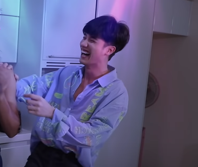 tiredjune's tweet photo. his smile is 🥰🥰🥰🥰🥰 #Tawan_V https://t.co/mVPWHgqz9c