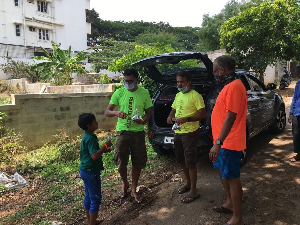 runaddicts_blr's tweet photo. Food for needy &amp; Poor

We RunAddicts in association with Coorg Cafe distributing ready cooked food for lunch to needy &amp; poor during this COVID lockdow.
Thanks a Ton to Coorg Cafe owner Susheel.
Till Lockdown ends
Team #RunAddicts
#Coorgcafe
@mohandevegowda 
@BBMPCOMM 
@BBMP_MAYOR https://t.co/hlGCCM1OOz