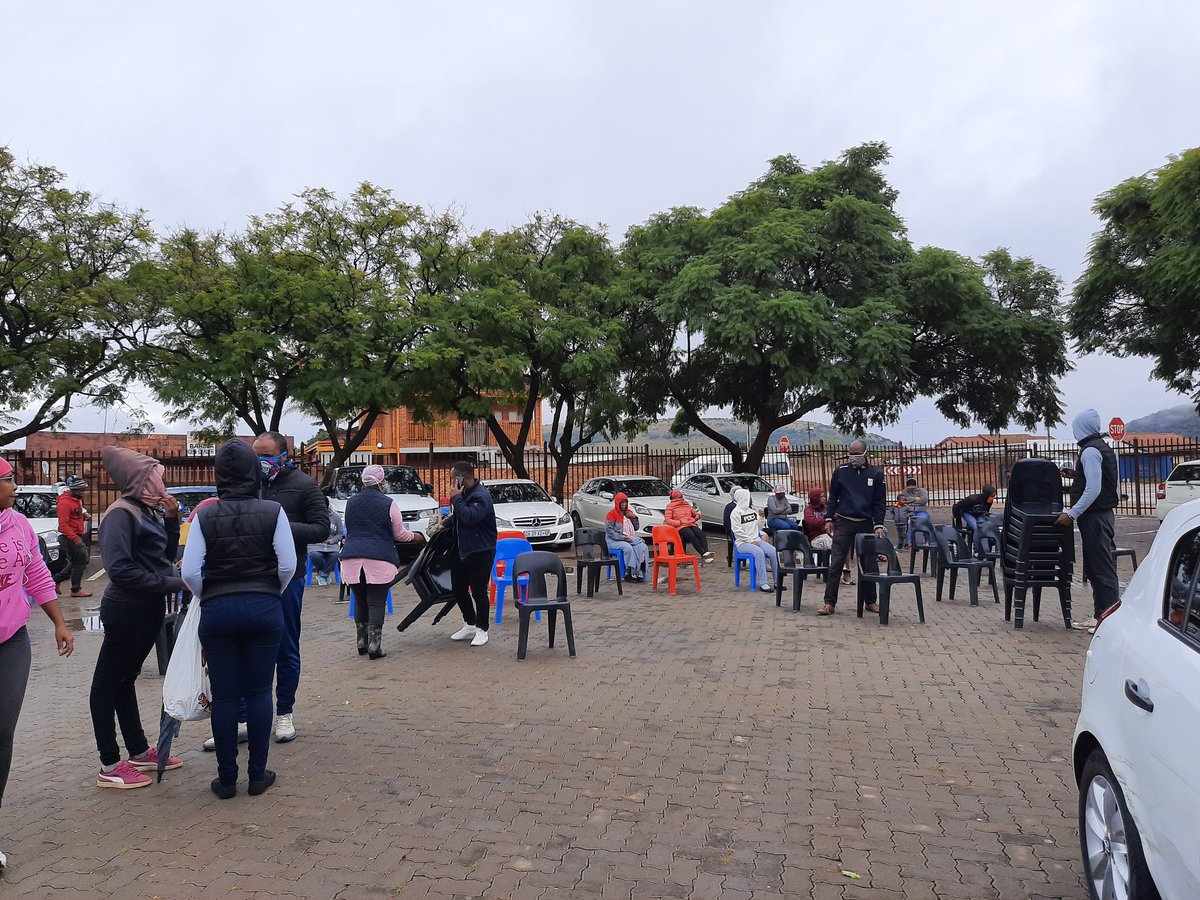 TeamNews24's tweet photo. I am at the Mamelodi Baptist Church this morning where the Collen Mashawana Foundation in partnership with Afribiz Invest will be donating food parcels to residents who have come out in numbers. #day32oflockdown #foodparcels (@Sesona_Ngqaks) https://t.co/2OSSui7tWY