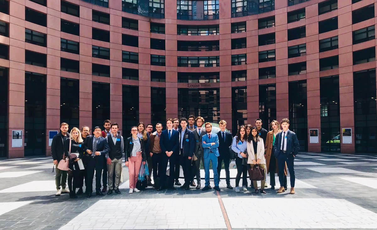 GenAvenir's tweet photo. Un Mardi, un retour en images ! 📸

L’an dernier, nous avons eu le plaisir de recevoir en partenariat avec @RCitoyen France Luis Martinez Guillen, directeur général de la communication au sein du Parlement européen, sur la question du vote européen 🗣 https://t.co/rp5uhST4IH