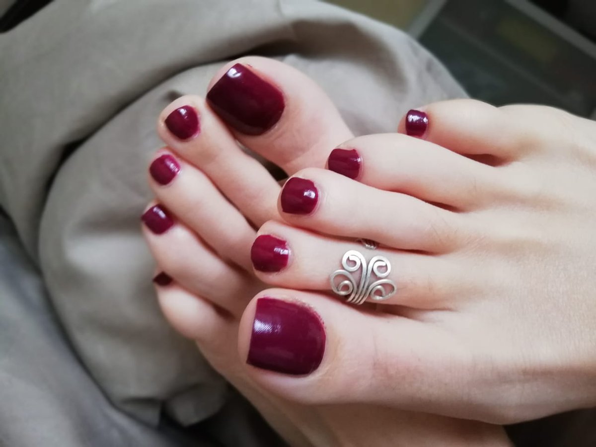AmeliaMaris3's tweet photo. As promised new color is on #feet #foot #nailpolish #pedicure #ilovefeet @RT4feet @ElitePromoFeet @rt_feet @FootParadiseRT @Tweety_Feet @feetoftheday @Feet_Parade @thefeethunter @Sole_Kisser @KCFootlover https://t.co/dqHD1oKl1B