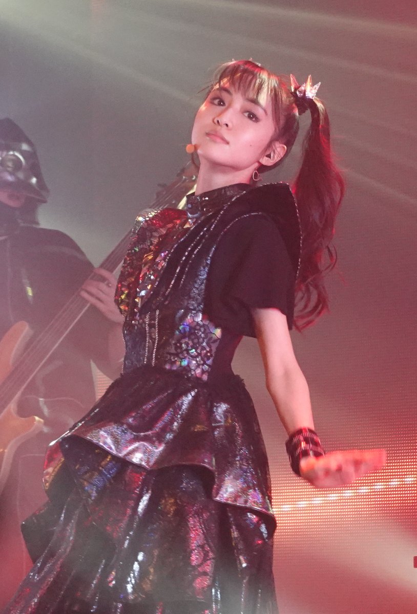 Dufudufu Metal Kagerou Oh Majinaiより Hamburgはひたすらmoametal Su Metalはいいと思えるショットがほぼなし １枚目 大人の雰囲気 ２枚目 若干の笑み お気に入りのショット ３枚目 オマジナーーーイのとこ ここの動き良い ４枚目 ちょっと変顔