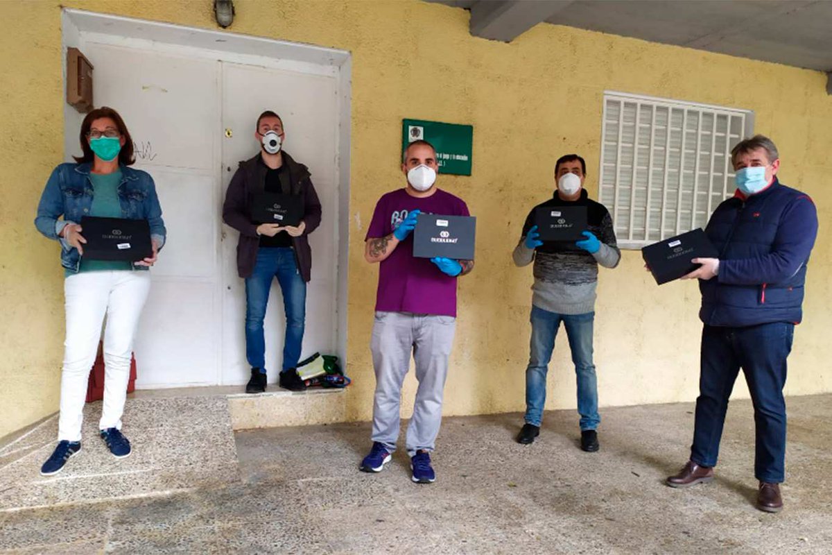 Ha sido un placer colaborar con el <a href="/AytoAlcalaH/">Ayuntamiento de Alcalá de Henares</a> y el <a href="/colectivocaje/">colectivocaje</a> para ayudar a varias familias, cuyos hijos no podían seguir las clases online por falta de recursos. 

Les hemos entregado tablets con 4G para que puedan acabar el curso desde casa. Mucho ánimo a todos 💪🏼.