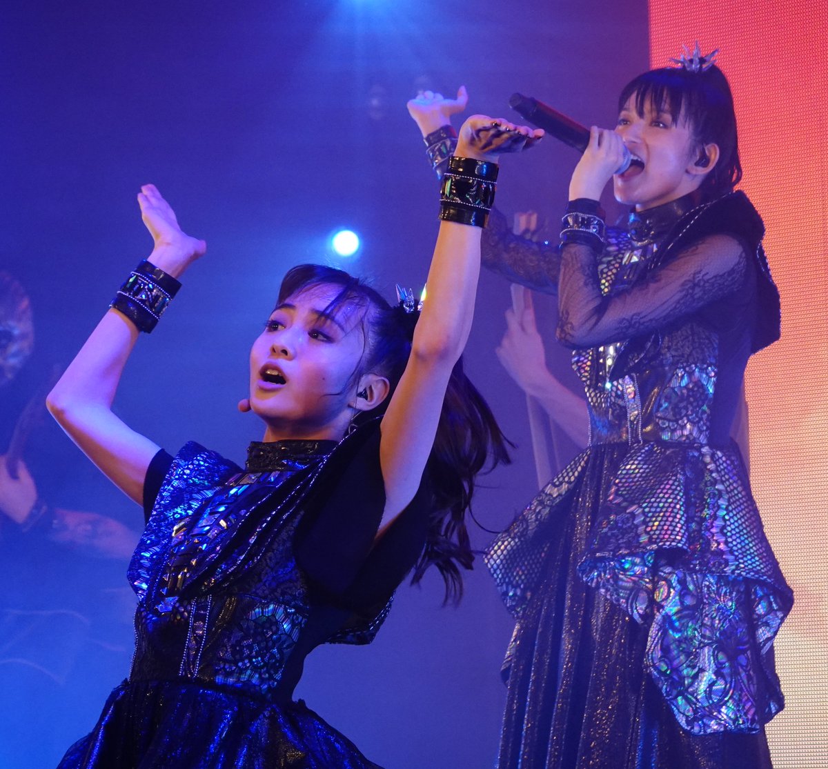 Dufudufu Metal Kagerou Oh Majinaiより Hamburgはひたすらmoametal Su Metalはいいと思えるショットがほぼなし １枚目 大人の雰囲気 ２枚目 若干の笑み お気に入りのショット ３枚目 オマジナーーーイのとこ ここの動き良い ４枚目 ちょっと変顔