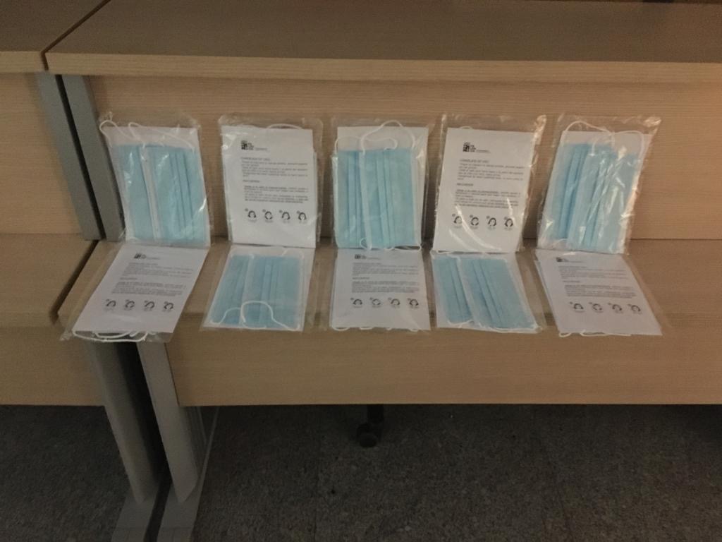 PalenciaAyto's tweet photo. El @PalenciaAyto inicia hoy el reparto de 40.000 mascarillas quirúrgicas entre los mayores de 70 años y colectivos sociales más vulnerables. Los 14.000 palentinos que igualan o superan esa edad, podrán solicitarlas a través del teléfono 979706324. 
https://t.co/xy9iqrMx37 https://t.co/4P5y07PQDr