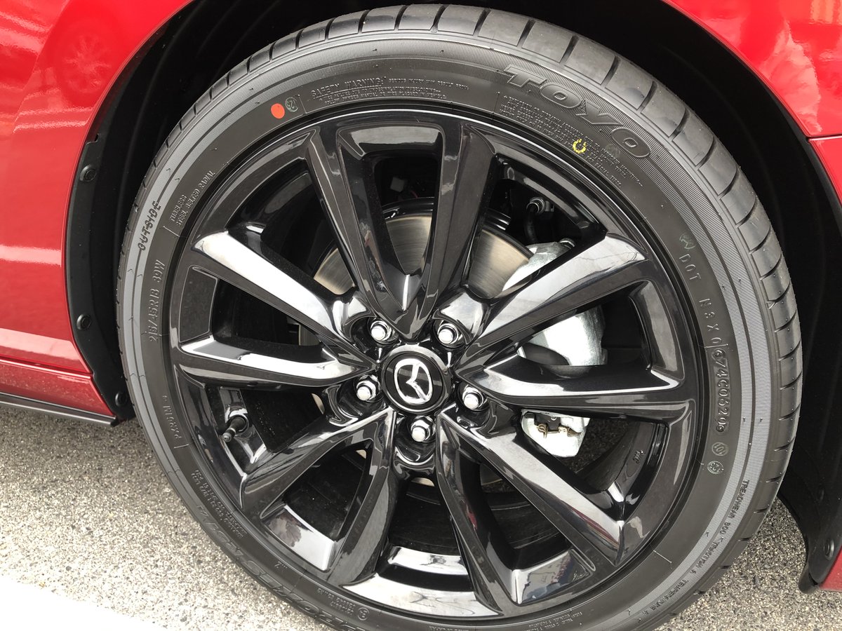 友梛 ゆうな En Twitter タイヤはマツスピアクセラと同様に 薄いです マツスピアクセラ 225 40r18 Mazda3 Skyactiv X 215 45r18 前車と同様に 前後ともディスクブレーキ 黒いですがアルミホイールです 固めの安定した乗り心地 走行距離は年間1000km