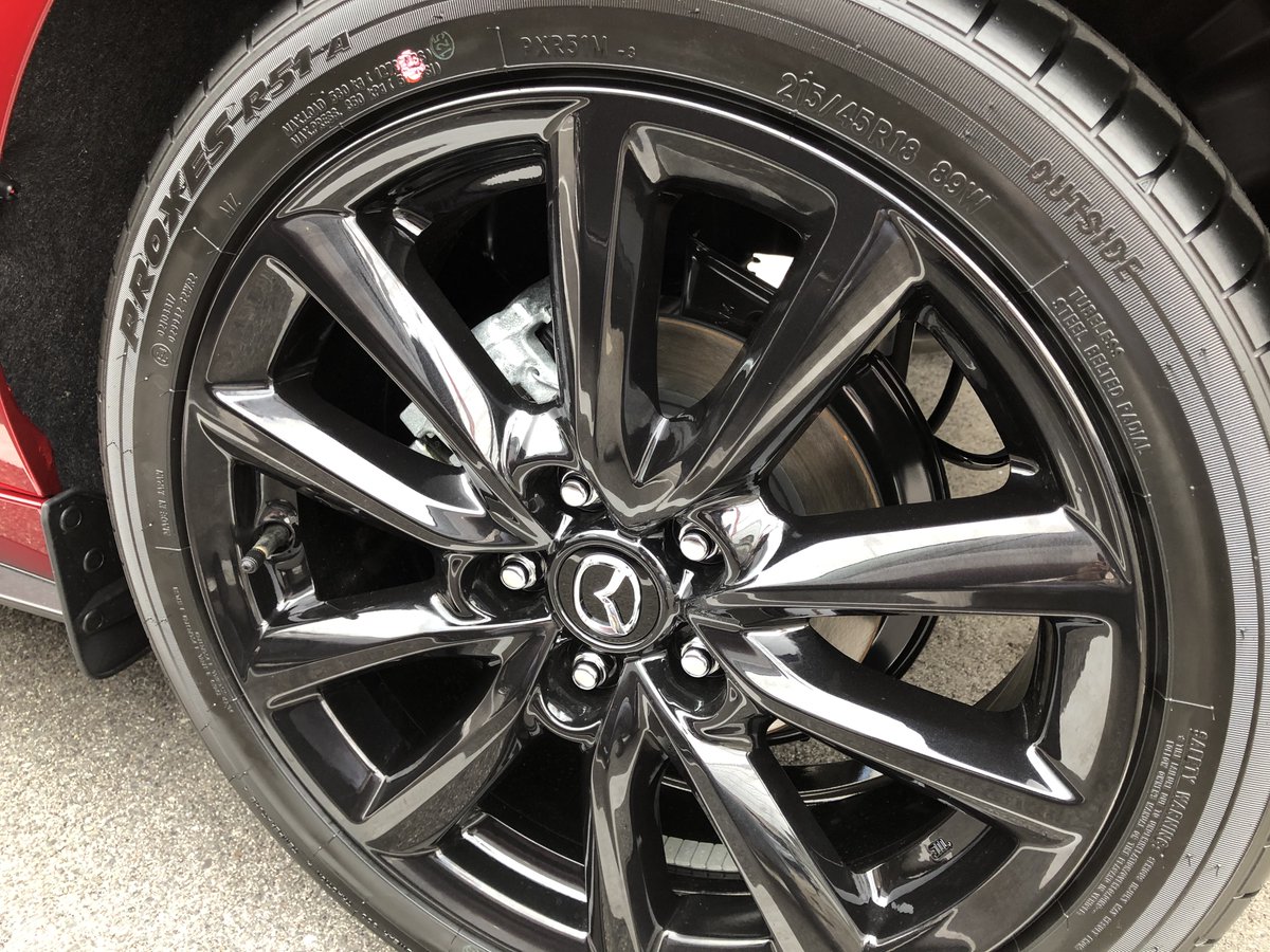 友梛 ゆうな En Twitter タイヤはマツスピアクセラと同様に 薄いです マツスピアクセラ 225 40r18 Mazda3 Skyactiv X 215 45r18 前車と同様に 前後ともディスクブレーキ 黒いですがアルミホイールです 固めの安定した乗り心地 走行距離は年間1000km