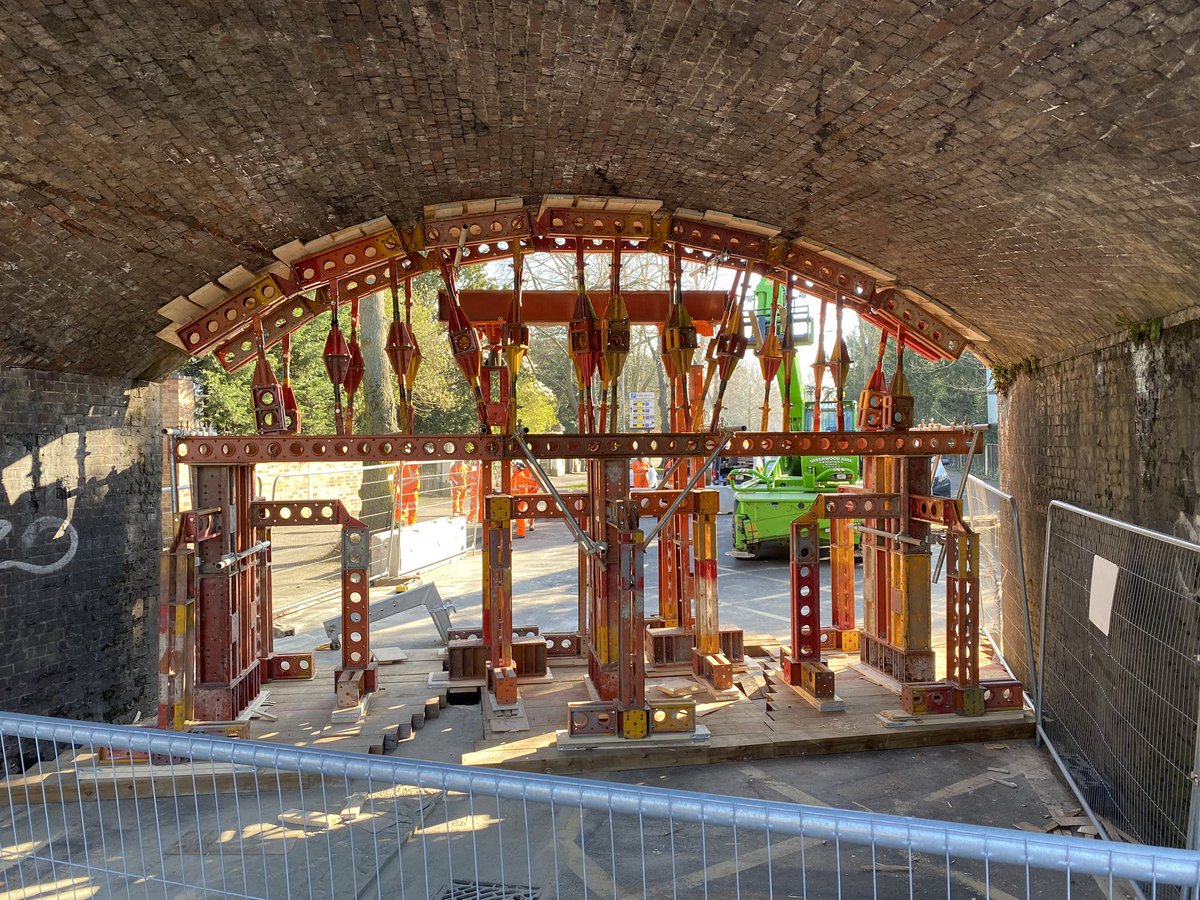 HydraCapsule's tweet photo. Emergency bridge propping, arch temporary works, and hydraulic jacking system - designed, supplied and installed from 12 hours from received telecom 👍👍👏 #propping #bridgejacking #jacking #temporaryworks https://t.co/FBxloF28xa