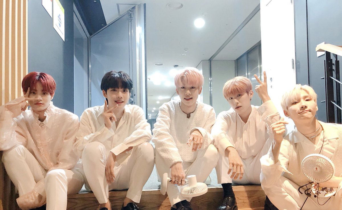 yzerobbang's tweet photo. 에비뉴의 소중한 사람을 당연히 에이비식스지 ♡♡
#Forever6IX
#예삐들_영원하자
#WeekForAB6IX
#AB6IX @AB6IX_MEMBERS 
#임영민 #전웅 #김동현 #박우진 #이대휘 https://t.co/nNGgh45tl6