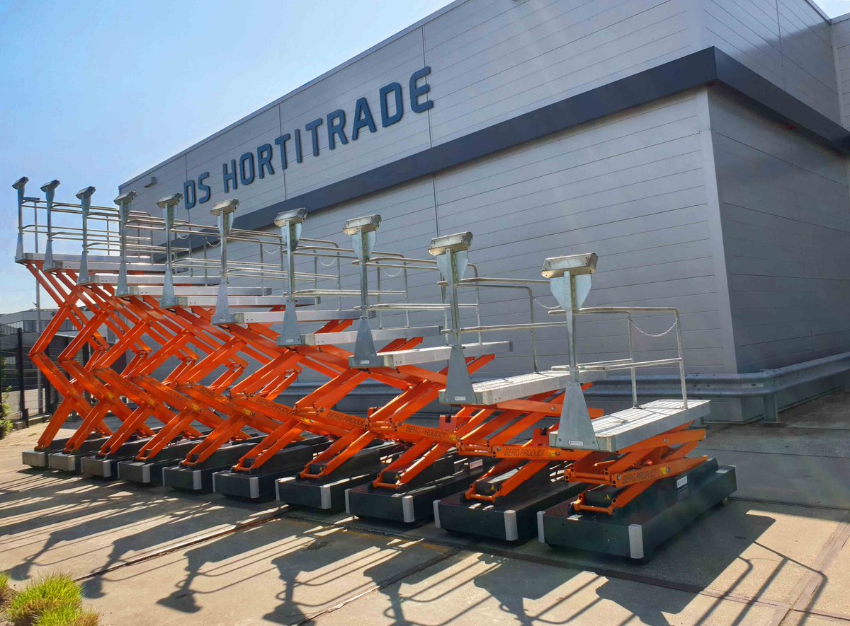 After a thorough technically check these refurbished Berg Hortimotive electric pipe rail trolleys can be transported to their new owner today! We wish the grower good luck!

Are you looking for used horticultural machines or materials? View our stock at: hortitrade.com