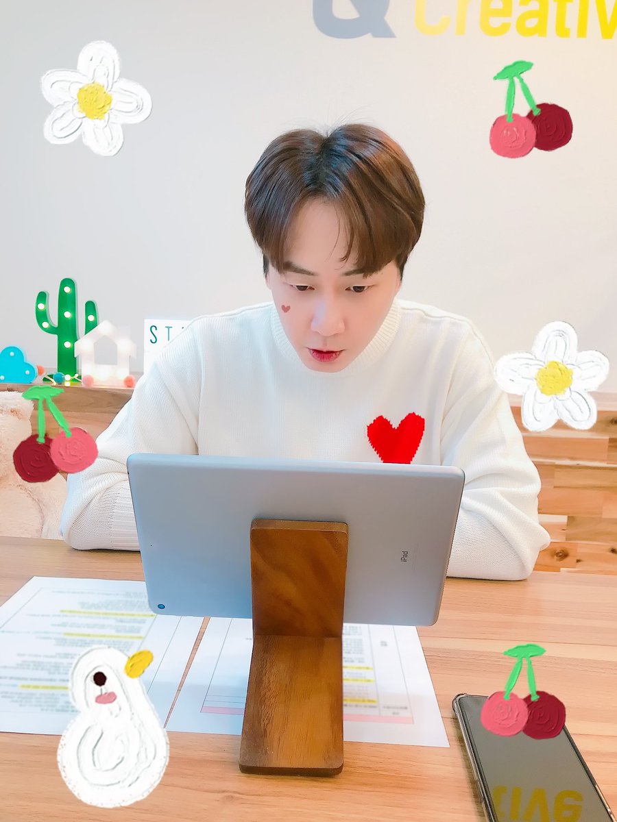 ANDY__official's tweet photo. Stay 앤 Home 시리즈🏠
주황공주 #집콕 이야기 읽는 중🧡
#앤디 #ANDY #신화 #SHINHWA #앤디오 #ANDYO #Stay앤Home https://t.co/v0CRgx6ndn https://t.co/Qhn9sGEBxP