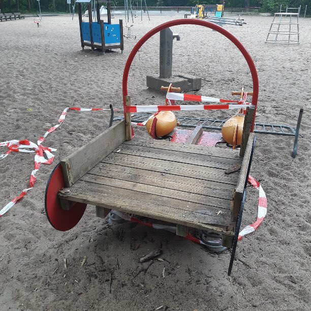 Ary van der Spuyweg in het stadsdeel #Scheveningen is één vd drukst bezochte speelplekken van onze stad, veel kinderen genieten v deze prachtige speelvoorziening. Ik word er dan zo ongelukkig van, maar ook enorm kwaad dat idioten het leuk vinden om de boel in de brand te steken!