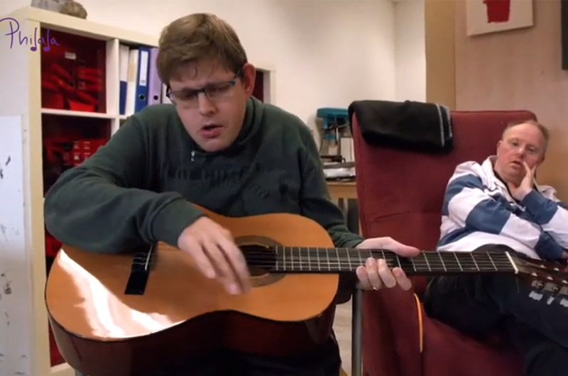 Iedereen spreekt de taal van muziek. Precies de reden waarom Philadelphia muziek zo belangrijk vindt in de dagelijkse zorg. Daarom zetten we een belangrijke, volgende stap: het aantrekken van muziekcoaches. bit.ly/2KCdMXv