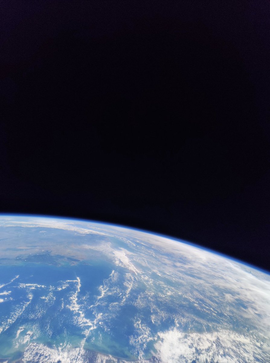 XiaomiEspana's tweet photo. Señores del pentágono. 
Agradecemos que nos den esperanzas interplanetarias, pero como de costumbre, los OVNIS se ven un poquito mal.
Les recomendamos utilizar la cámara de 108 MP del #Mi10Pro que es capaz de sacar estas fotos desde el espacio.👇
Besos. https://t.co/Mk88V9oQcC