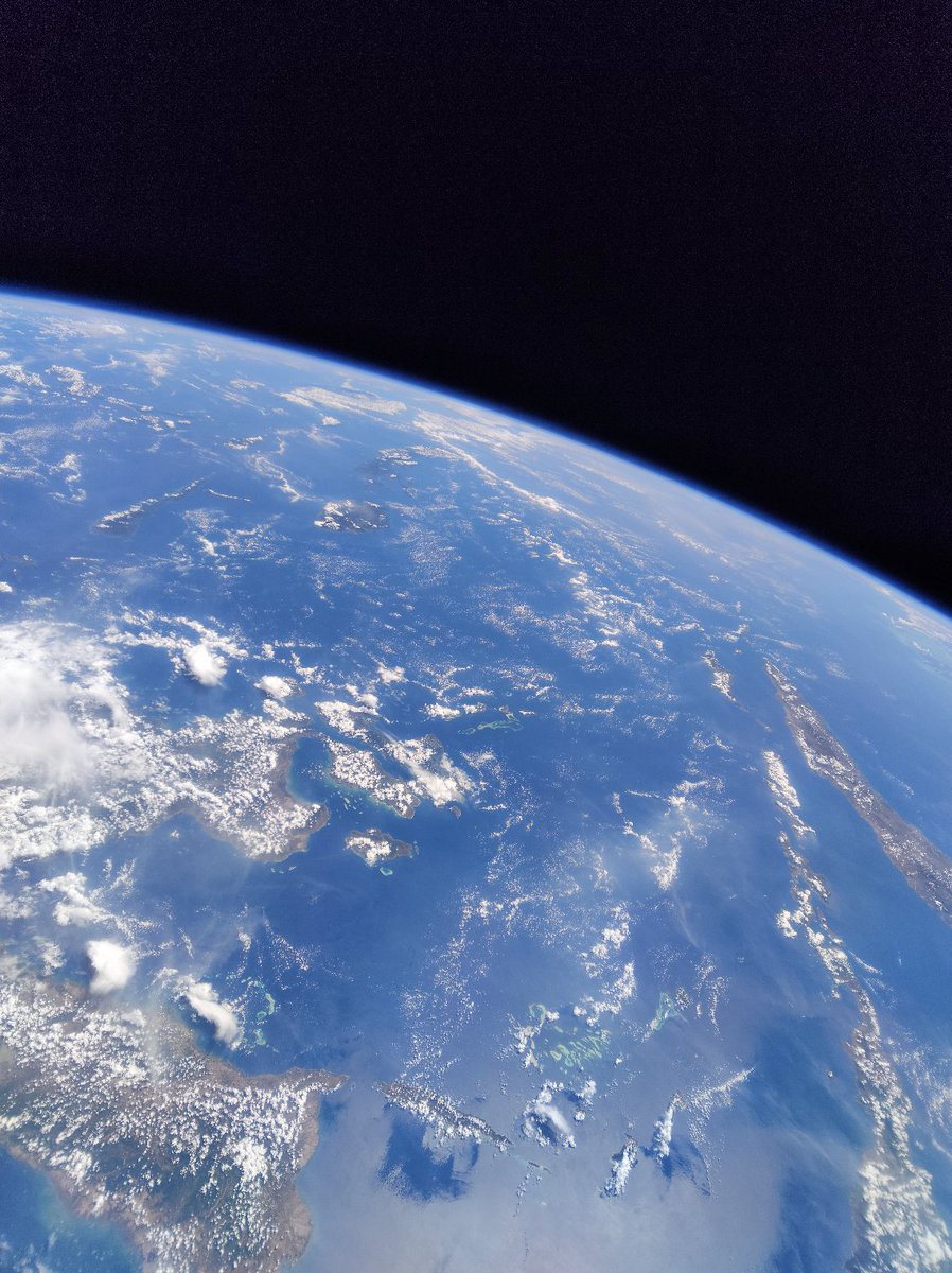 XiaomiEspana's tweet photo. Señores del pentágono. 
Agradecemos que nos den esperanzas interplanetarias, pero como de costumbre, los OVNIS se ven un poquito mal.
Les recomendamos utilizar la cámara de 108 MP del #Mi10Pro que es capaz de sacar estas fotos desde el espacio.👇
Besos. https://t.co/Mk88V9oQcC