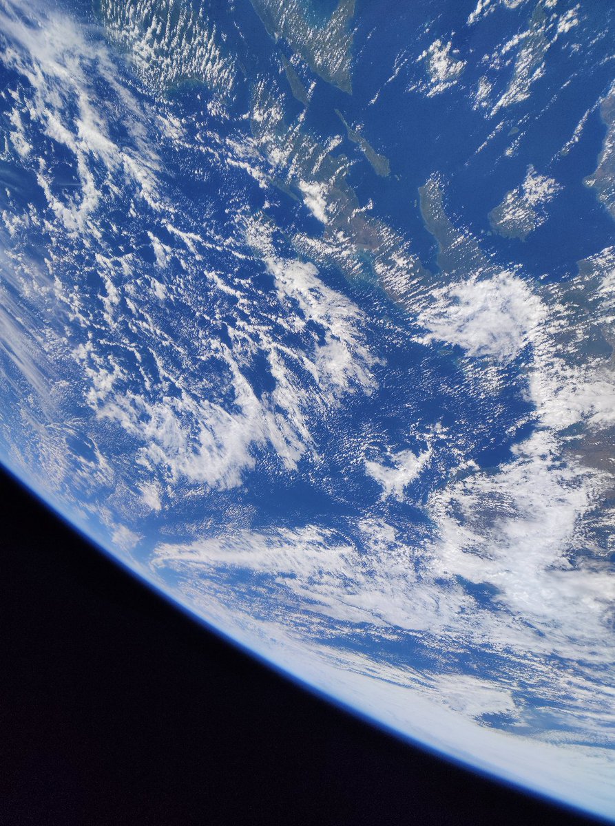 XiaomiEspana's tweet photo. Señores del pentágono. 
Agradecemos que nos den esperanzas interplanetarias, pero como de costumbre, los OVNIS se ven un poquito mal.
Les recomendamos utilizar la cámara de 108 MP del #Mi10Pro que es capaz de sacar estas fotos desde el espacio.👇
Besos. https://t.co/Mk88V9oQcC