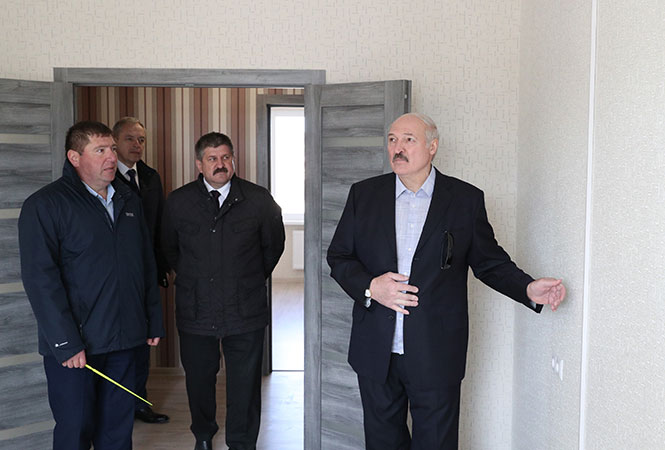 lsvetl's tweet photo. Президенту показали дом дороже $60 тыс. без коммуникаций, спроектированный Светлогорским ДСК.

Он поручил проверить смету https://t.co/04Gm3XGX5g https://t.co/blqb0CLXXm