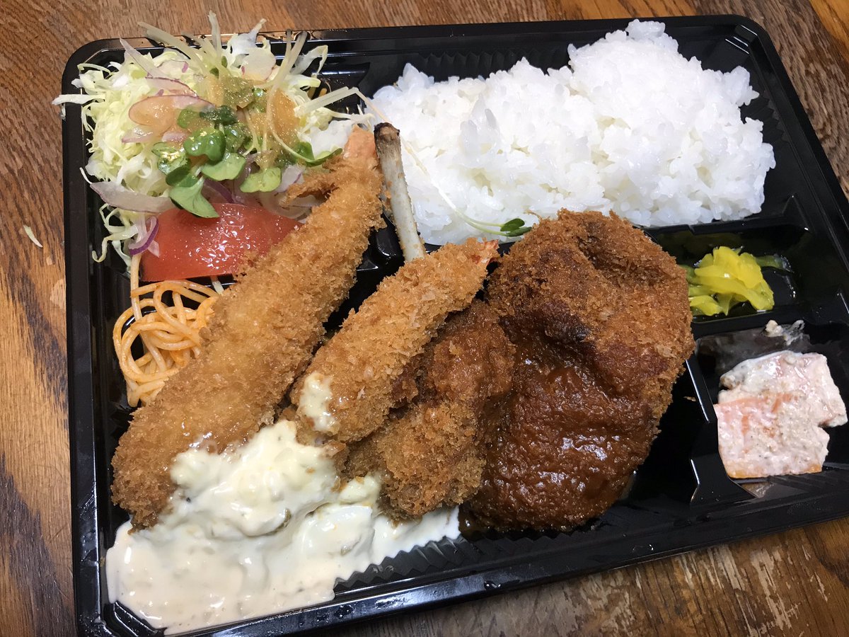 Sayuri 京都の着物野郎 على تويتر お気に入りの洋食屋さんが 持ち帰りを始めていたので いただきました ボリューム満点のミックスフライ定食 大変な時期だからこそ 持ち帰りとかを積極的に利用したいです 京都 持ち帰り 洋食