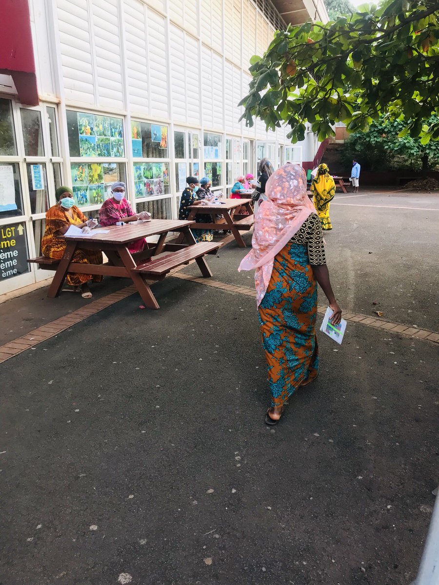 BaptisteLochet's tweet photo. Merci aux volontaires, à toutes les équipes éducatives, aux autorités et aux donateurs qui ont permis cette distribution de bons alimentaires aux familles de Koungou ce matin.🙏👏
#COVID19 #Mayotte https://t.co/1nuUYlHQkj