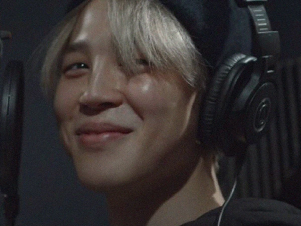 barbiefobia's tweet photo. jimin shyly covering his smile with his hand, he’s so precious https://t.co/QXxT91cCOx
