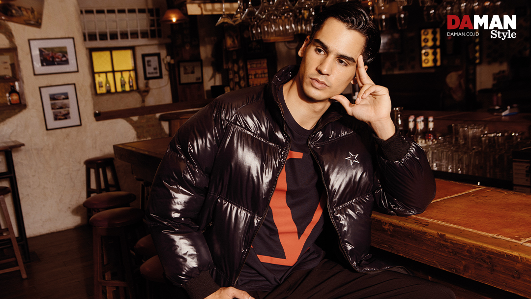 DAMAN_Magazine's tweet photo. Make some extra room in your wardrobe and get ready to be born again with the essential pieces of spring/summer 2020. Check out the full fashion story featuring #KevinRay on https://t.co/8TFSVwwQoG. https://t.co/8lXHwjhI7e
Outfit by #Valentino https://t.co/ldTi84vK4I