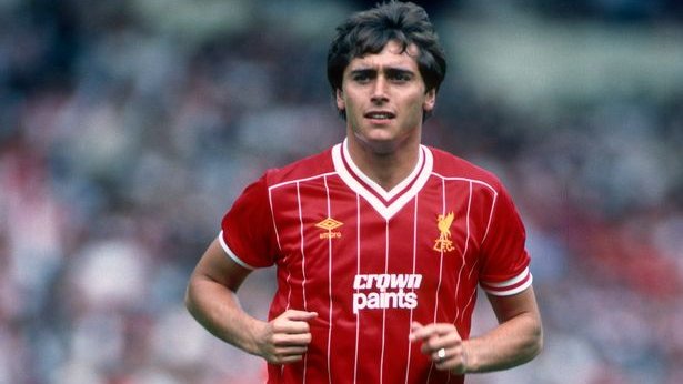 Retrofutbol's tweet photo. Se ha muerto Michael Robinson, una fuente de inspiración y emociones en relación al fútbol. Como jugador llegó a la cima con el Liverpool ganando un copa de Europa en 1984. In Memoriam Michael! Legends are 4ever, you'll never walk alone. #robinson #liverpool #inolvidablerobinson https://t.co/sUIG81buuE