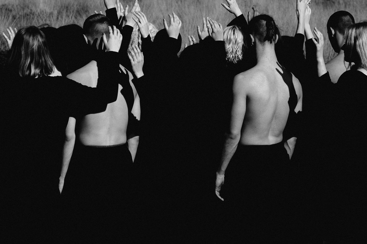 The portfolio of Paul Phung centers around a sleek, monochromatic aesthetic that champions human contact. From striking fashion editorials to light-filled portraits and group shots of dancers, his personal style is refined yet not constrained to one genre. bit.ly/2KIbeH7