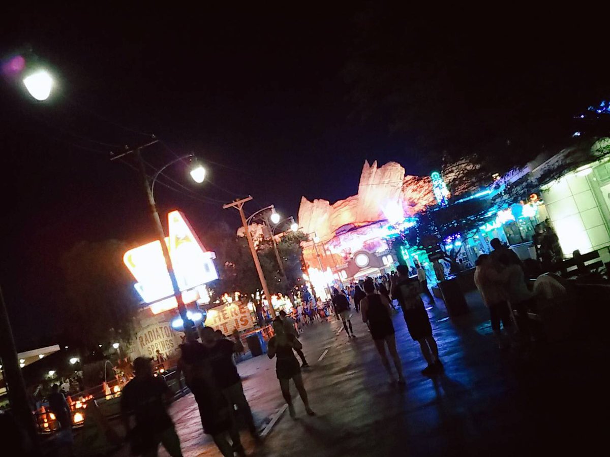 かさご コロナで気が滅入るからみんなの写真で旅行し カリフォルニアのディズニー その中でもカーズランド 夜のライトアップが本当に綺麗だった カーズ好きの私にとって今でも最高の思い出でした 今年はカナダに短期留学行く予定だったけど中止です かさご コロナで気が滅入るからみんなの写真で旅行し カリフォルニアのディズニー その中でもカーズランド 夜のライトアップが本当に綺麗だった カーズ好きの私にとって今でも最高の思い出でした 今年はカナダに短期留学行く予定だったけど中止です