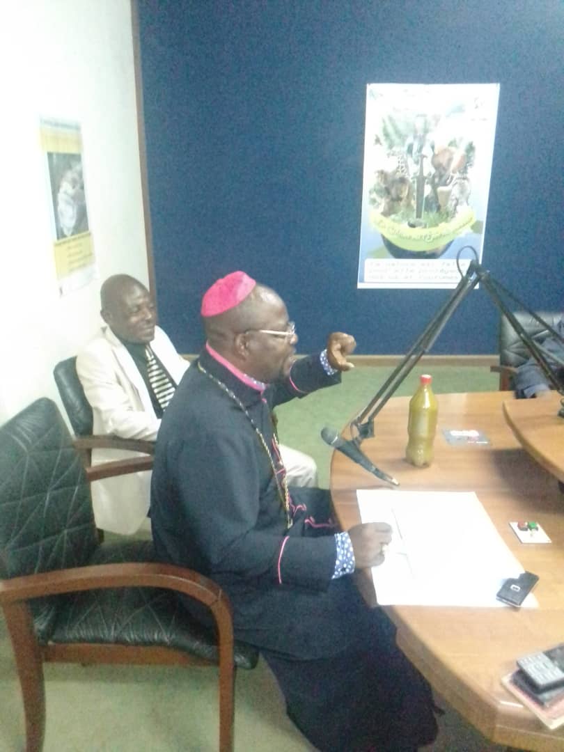 ASEPCAMEROUN's tweet image. En direct de CRTV RADIO SUD, en ce moment Monseigneur Luc ELOUNDOU propose un remede pour soigner le coronavirus très efficace en 03 jours.
le remède du covid 19 s'appelle le Ngombaka. En plus il traite 05 autres maladie.
Contact Msg 698814030 / 671020511