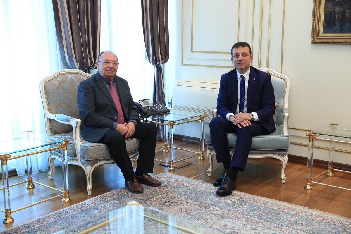 Vakıf Başkanımız Veliyettin ULUSOY, İBB Başkanı Ekrem İMAMOĞLU ile Cumhuriyet ve Demokrasi adlı broşürde hoşgörüyü ifade eden resim üzerinden koparılan fırtınaya dair telefonla görüştüler. Hakk’tan gayrı taraf olmayız. ‘HayatEveSığar’ ama yapılan  haksızlık hiçbir vicdana sığmaz.