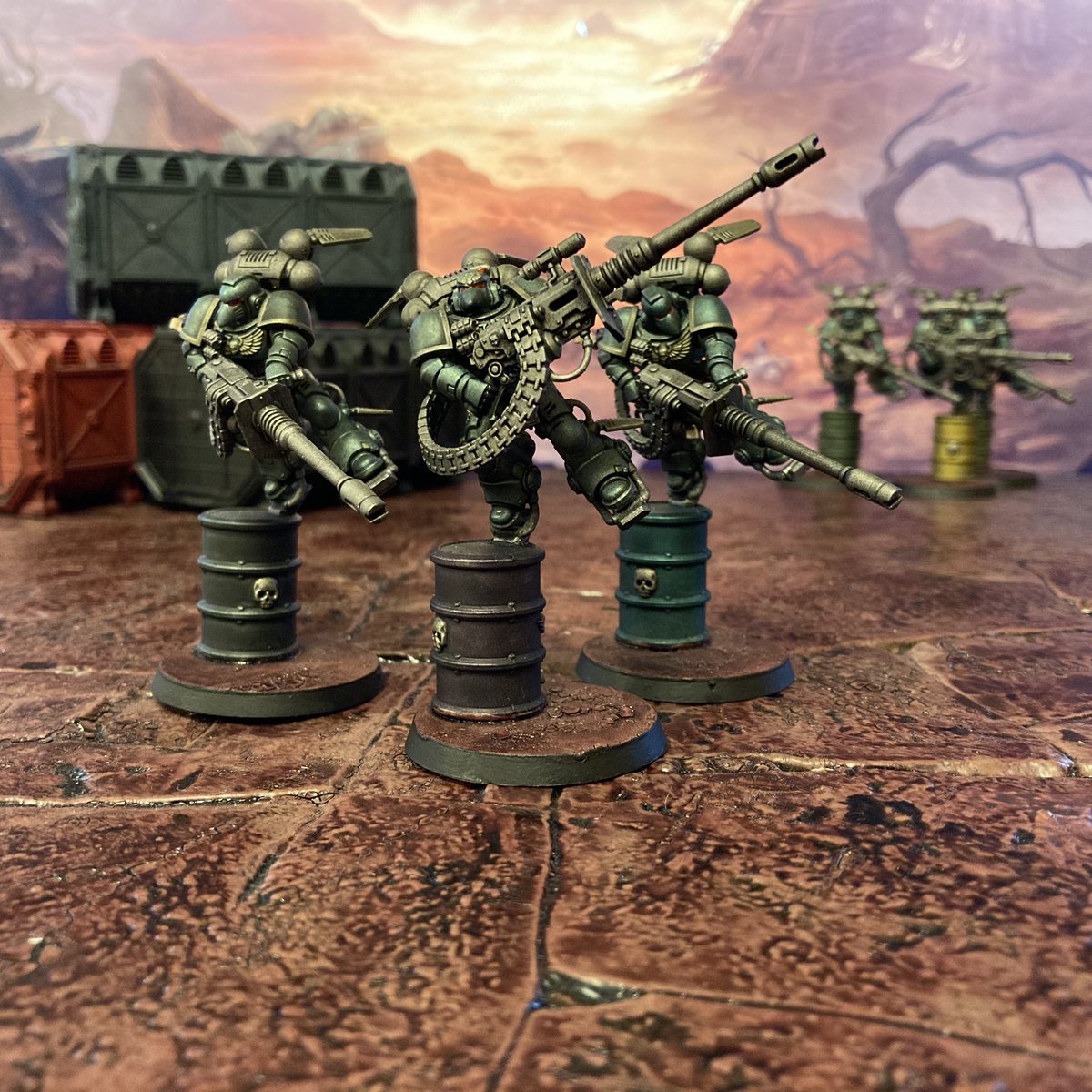 Pure_Ebil's tweet photo. Eighteenth to twentieth fully painted of 2020, three more Suppressors on barrels of the Alpha Legion. #warmongers #alphalegion #40k #warhammer40k #40kkitbash #WarhammerCommunity https://t.co/xYJ4yCk6wx
