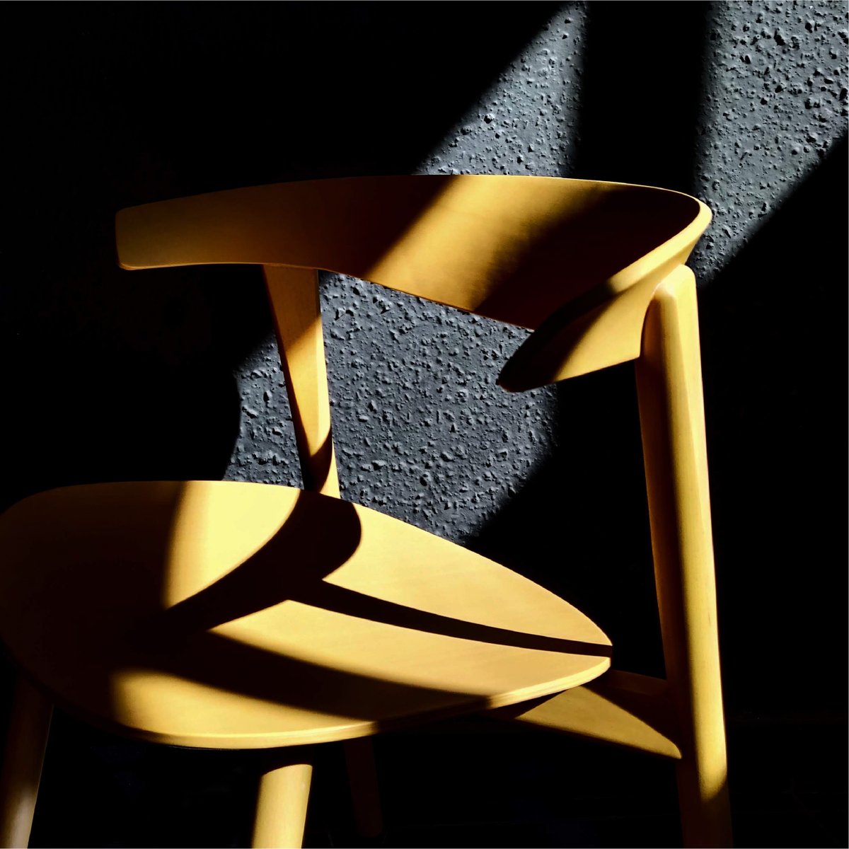 #CapdellProducts |🌓 The contrast between light and shadow creates NIX's silhouette. The warmth of wood intertwines with the brightness of the Mediterranean to convey emotion and well-being. #Mediterraneanvibes