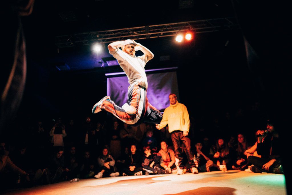 HipHopLifemag's tweet photo. "Antes el #ballet era lo que mandaba, pero ahora los padres llevan a sus hijos a clases de #hiphop", explica #BBoy Michael Rosemann, integrante de #FlyingSteps. Chequea la influencia del #hiphop hoy en día en #Back2Tape, el documental #urban del momento https://t.co/EOo4ojzxHn https://t.co/b9yzj6xbyn